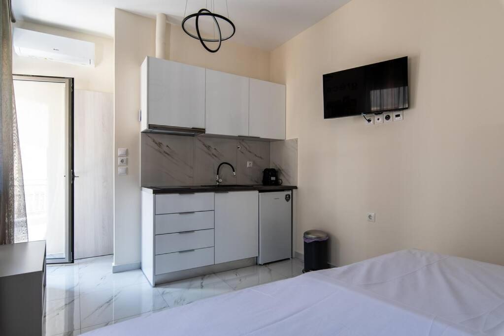 Ferienwohnung Plaka Rafaela Elegant Urban Retreat In Athens Historic Heart Exterior foto