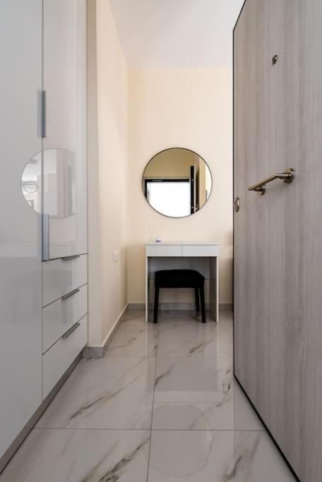 Ferienwohnung Plaka Rafaela Elegant Urban Retreat In Athens Historic Heart Exterior foto